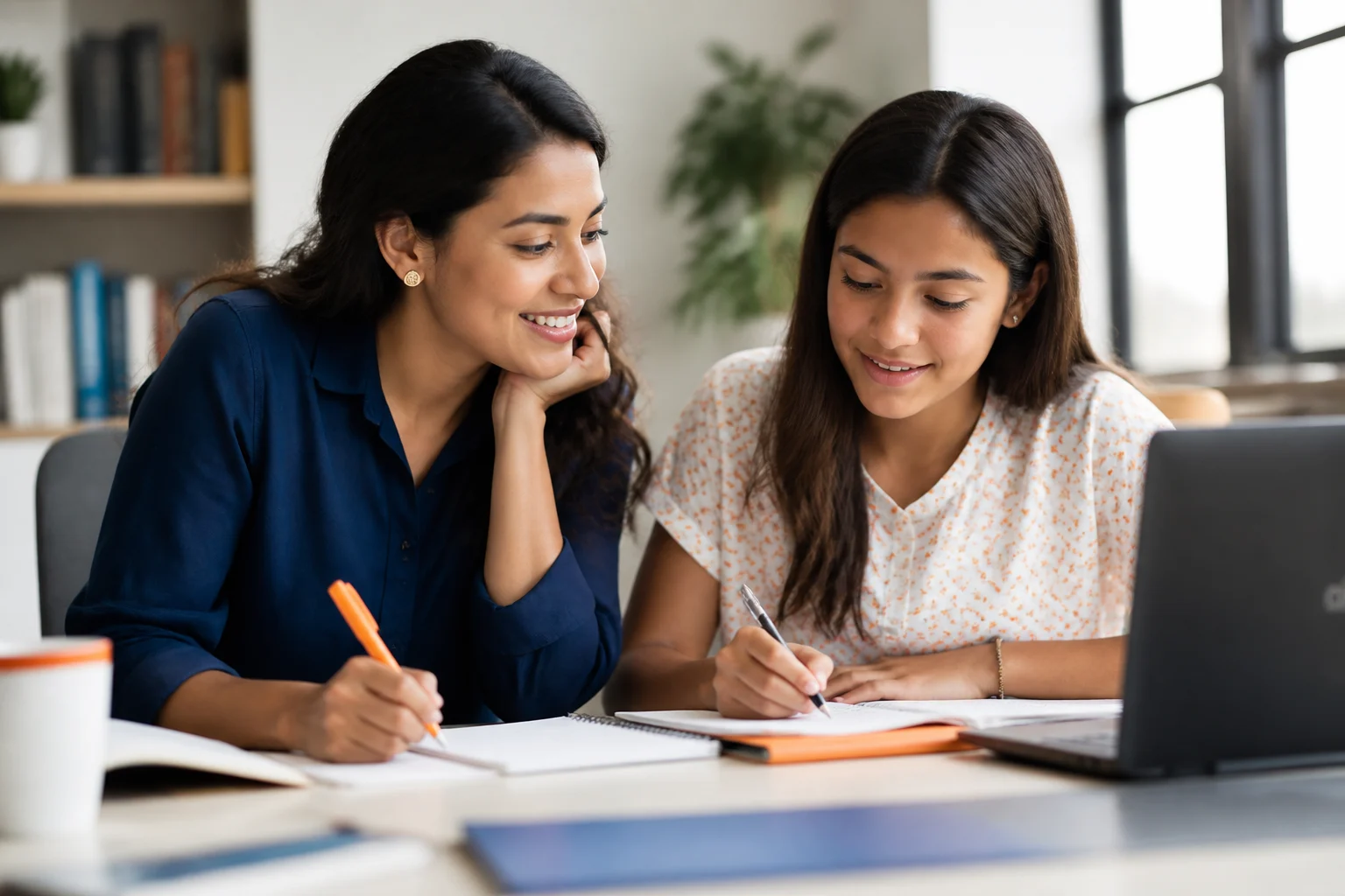 Tutora acompañando a una estudiante en su preparación para el examen de admisión